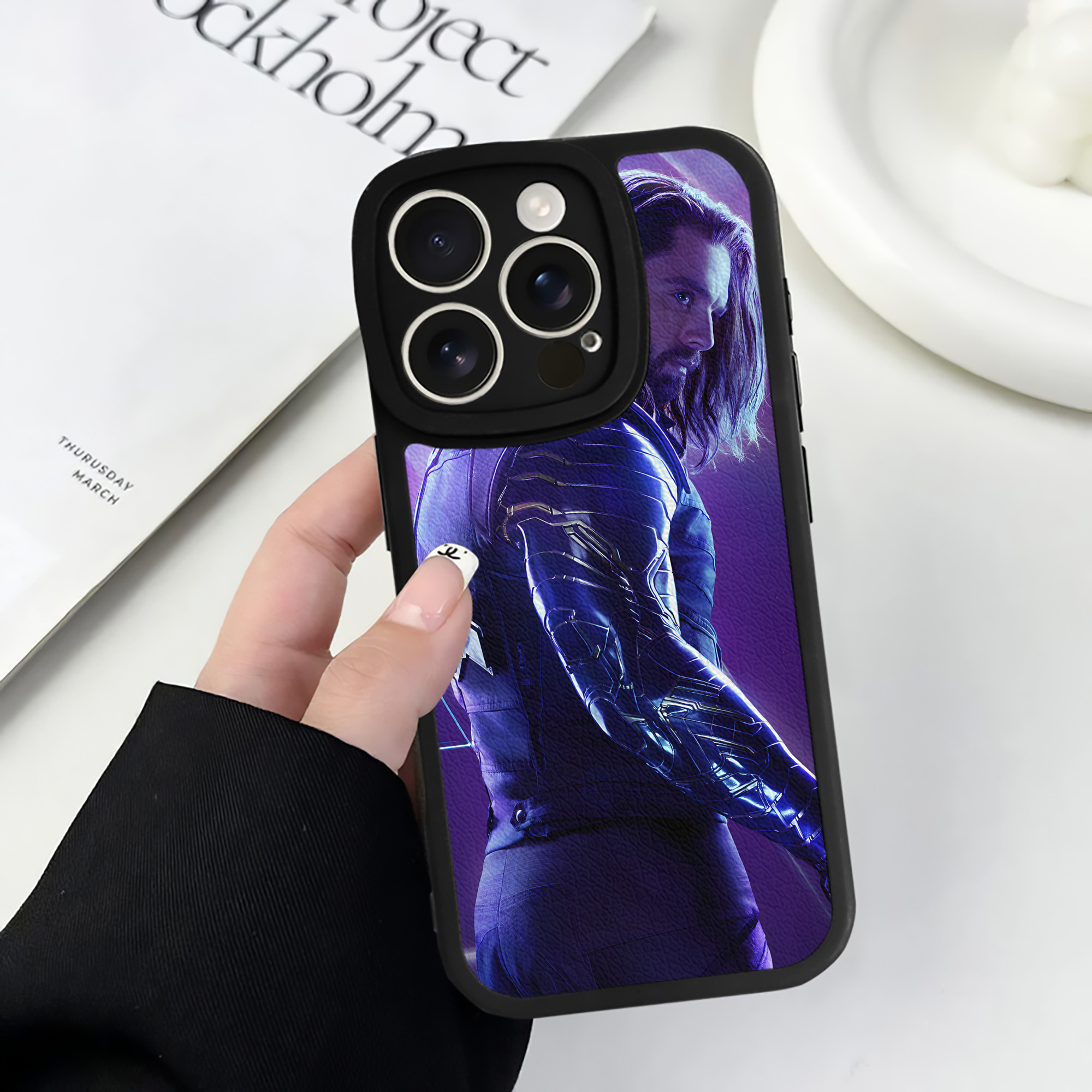 （画像用） アベンジャーズ The Avengers 【iPhone 16シリーズ対応】シリコンスマホケース（レザー調） 材質：シリコン